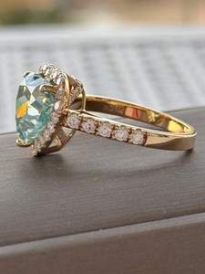 แหวนหมั้นเพชรโมอิสซาไนต์สีฟ้าอ่อนทรงหัวใจประดับเพชรแบบ Crushed Ice ชุบทอง 14K เงินแท้ 925 สำหรับผู้หญิง - Product Image 2