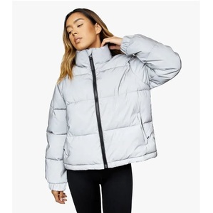 Chaqueta Acolchada Gris Claro con Cuello Alto, Cierre de Cremallera, Resistente al Viento, Informal de Invierno, Corta, Relleno de Poliéster, Corte Regular - Product Image 1