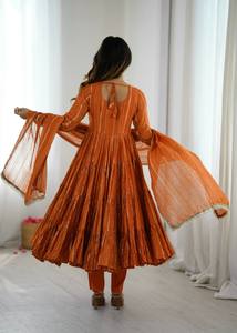 Conjunto de traje Anarkali tradicional naranja Mal Chanderi para mujer, con bordado a mano con espejos reales, Dupatta Churidar de secado rápido, largo hasta el tobillo. - Product Image 3