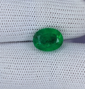 Esmeralda Natural de Zambia |   Piedra Suelta de Esmeralda Verde |   Gema Preciosa de Alta Calidad para Joyería, 4.38 Quilates - Product Image 1