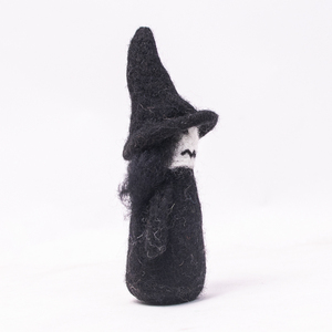 Sorcière noire en feutre de laine faite à la main – Petite figurine en feutre aiguilleté, décoration d'Halloween, cadeau - Product Image 2