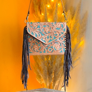 Bolso Cruzado de Cuero Genuino Venus Leathers, Estilo Western, Hecho a Mano, con Patrón de Letras y Flores, Cierre de Cremallera, 45-55cm, ¡Gran Venta! - Product Image 1