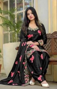 Conjunto de Salwar Kameez de Satén Japonés Negro con Bordado Floral y Lentejuelas para Mujer - Traje Tradicional para Bodas y Fiestas, Talla XL Disponible - Product Image 3