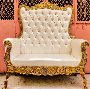 Sofá tipo trono para bodas, con respaldo alto, tapizado con botones blancos y bordes de madera tallada en dorado, disponible a precios de mayorista. - Product Image 1