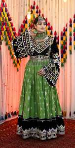 Maxi Salwar Kameez traditionnel vert afghan Kuchi, corsage noir brodé miroir fait main, style vintage, pour mariage et fêtes ethniques - Product Image 3