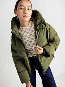 เสื้อแจ็คเก็ตผู้หญิงสีเขียวแบบมีฮู้ด แขนยาว สีพื้น ผ้าโพลีเอสเตอร์บุใยหนา ซิปปิด สำหรับฤดูหนาว รับผลิตแบบ OEM ODM - Product Image 5