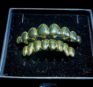 Ensemble de grillz classiques en argent S925 plaqué or 22 carats avec incrustation de moissanite sertie clos, style hip-hop unisexe, pour cadeau de fête - Product Image 3