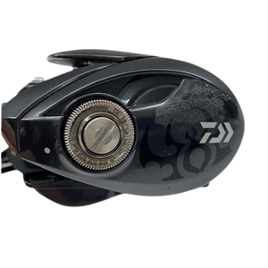 Moulinet de pêche baitcasting d'occasion Daiwa Tatula SV TW 103SH pour droitier, performance de lancer fluide, rapport de transfert 7.1:1, en métal, faible inertie - Product Image 3