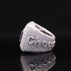 Bague de fiançailles de luxe en argent plaqué avec moissanite audacieuse Ice Crown, DEF 0,5 carat et sertissage à griffes - Product Image 1