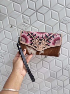 กระเป๋าคลัทช์หนังสำหรับงานแกะสลักด้วยมือมาใหม่มีสไตล์สีชมพูลายดอกดวงอาทิตย์กระเป๋าสตางค์หนังแบบตะวันตกอเนกประสงค์ - Product Image 1