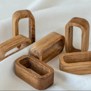 Anneaux de serviette élégants faits à la main en teck massif, accessoire de table durable pour mariage. - Product Image 1