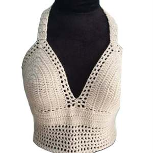 Novedad: Top de bikini de ganchillo hecho a mano con cuello halter, sujetador de encaje, top corto de playa transpirable con logo en la cintura, ideal para resorts. - Product Image 4