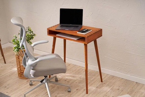 Mesa de escritura de pino hecha a mano con borde de madera de hierro – Escritorio compacto con remaches para espacios pequeños - Product Image 6