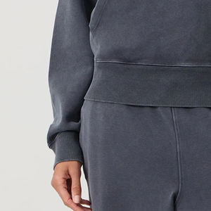 Sweat à capuche isolé pour femme, offrant une chaleur douce pour les conditions plus fraîches, avec poches kangourou et cordon de serrage pour un confort optimal 2026 - Product Image 3