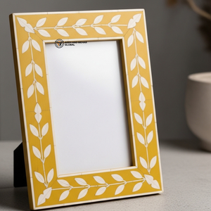 Marco de Fotos Floral Amarillo Hecho a Mano para Mesa, Marco Minimalista con Incrustaciones Florales en Acabado Amarillo - Product Image 3
