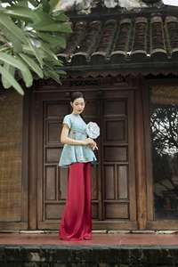 ชุดเดรสผู้หญิงเวียดนามแบบใหม่ ลายฟีนิกซ์ ผ้าไหมเนื้อนุ่ม สไตล์เบบี้ดอลล์ สีฟ้าอ่อน ดีไซน์หวานละมุน รุ่น KPP16 - Product Image 5