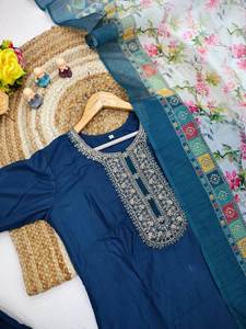 Conjunto Étnico Moderno Informal para Fiesta, Kurti de Rayón con Bordado, Pantalón de Tres Cuartos, Dupatta, Atuendo Completo - Product Image 6