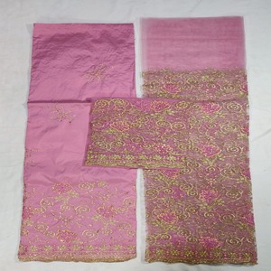 El clásico y lujoso George Wrapper con encanto étnico, adornado con pedrería sobre tela de tafetán de seda con motivos florales, ideal para ocasiones especiales. - Product Image 1