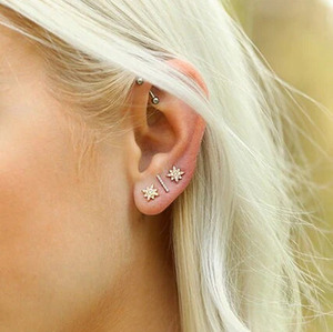 Boucles d'oreilles clous en or jaune avec diamants de laboratoire en forme d'étoile - Product Image 4