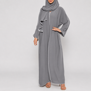 Abaya de primera calidad con borde blanco en contraste y mangas fluidas, estilo casual con frente abierto y conjunto de hiyab a juego. - Product Image 1