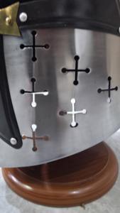 Grand casque de chevalier templier en acier doux de calibre 18 avec accents en laiton pour cosplay et reconstitution. - Product Image 3