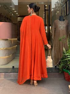 Ensemble Kurti prêt-à-porter en soie Vichitra avec broderie de designer, comprenant un haut, une jupe et un dupatta brodé en soie Vichitra. - Product Image 3