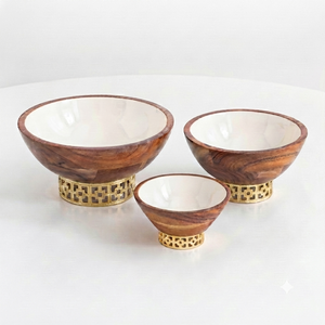 Elegante Juego de Tres Tazones de Madera con Acabado de Esmalte Blanco y Bases con Rejilla Dorada, Perfecto para Servir Comida y Recepciones Modernas - Product Image 1