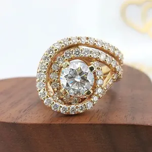 Anillo de compromiso de oro macizo con corte redondo, halo de diamantes en espiral de oro amarillo, anillo bypass único, joyería nupcial llamativa, regalo. - Product Image 1