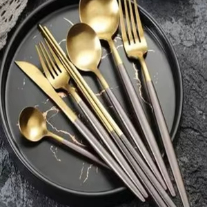 Cubiertos de estilo relajado inspirados en el wabi-sabi, diseñados para una experiencia gastronómica consciente, belleza tranquila y ritmo natural. - Product Image 1