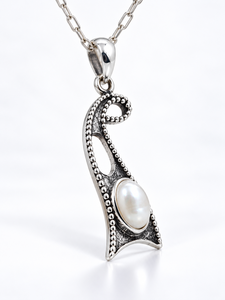Elegante Colgante de Plata de Ley 925 con Perla Blanca y Acabado Antiguo, Joyería Artística de Diseño, Proveedor Mayorista - Product Image 2