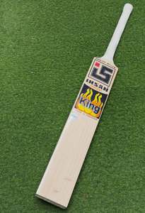 Bate de críquet Ihsan Sports King de madera de sauce inglés, duradero y ligero, con funda protectora de burbujas y lámina de agarre extra incluida. - Product Image 5