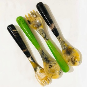 Ensemble cuillère et fourchette à salade en résine marbrée marron, motif tourbillon naturel, vaisselle pour la cuisine et la salle à manger - Product Image 3