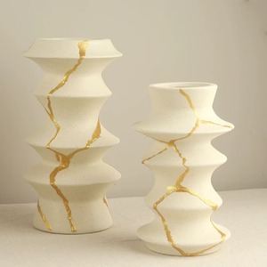 Jarrón de Cerámica Blanco Esmaltado Hecho a Mano con Forma Única para Arreglos Florales - Product Image 6