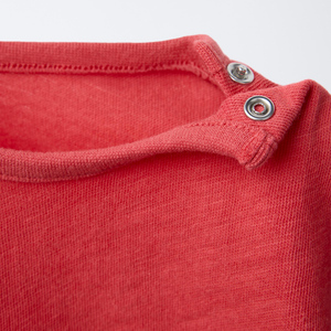 Conjunto unisex de camiseta roja y pantalones cortos de manga corta con cuello redondo, conjunto informal de verano estampado de 2 piezas. - Product Image 3
