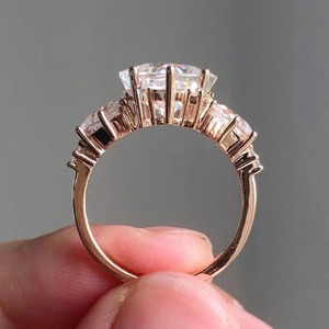 Anillo Trilogía Vintage de Moissanita con Corte Princesa de 3.45 TC, Estilo Art Deco Pasado-Presente-Futuro, Oro Rosa Sólido de 14k, Anillo de Tres Piedras, Hecho a Mano - Product Image 4