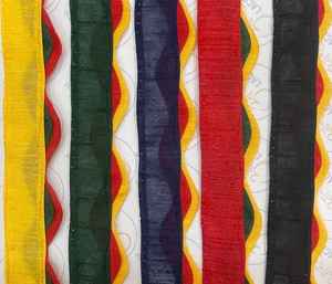 Dentelle dorée importée avec une finition soignée et une qualité de tissu durable pour les marques de mode. - Product Image 4