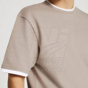 Camiseta básica elegante e informal diseñada para atuendos modernos y comodidad duradera. - Product Image 5