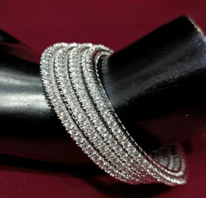 Bracelets tendance en laiton plaqué argent avec pierres en zircon, lot de quatre, pour femmes, à porter pour les mariages et les fêtes - Product Image 2