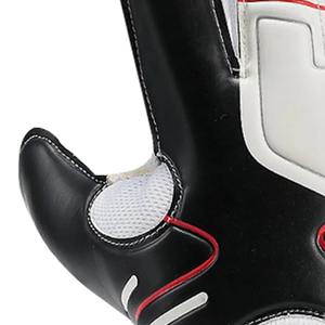 La superficie texturizada de las palmas de los guantes de portero mejora el nivel de fricción para una mejor captura en situaciones de partido. - Product Image 6