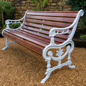 Banc de jardin classique en fonte blanche avec accoudoirs décoratifs en bois, idéal pour l'extérieur, la terrasse, le parc ou la pelouse - Product Image 2