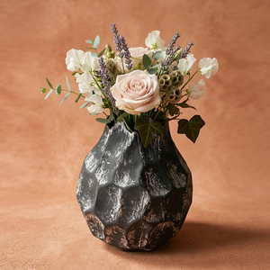Vase à fleurs foncé artisanal à facettes, finition noire avec accents argentés vieillis, pour une décoration élégante de la maison - Product Image 2