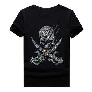 Camiseta con Calavera Pirata y Espadas Cruzadas con Pedrería para Hombre y Mujer, 2026, Negra Clásica, Corte Regular, con Cristales Plateados Brillantes, HD - Product Image 1