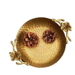 Plateau de service unique en laiton au design classique pour les cérémonies de mariage et les fêtes d'intérieur. - Product Image 1