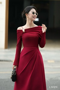 Jupe évasée trapèze pour femme, taille haute, rouge foncé premium |   Jupe Layla pour une mode de bureau élégante |   LAVIEM - Product Image 5