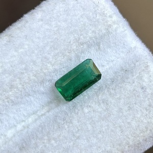 มรกตธรรมชาติจากแซมเบีย 0.75 กะรัต สีเขียว ทรงสเต็ปคัท พลอยเม็ดเดี่ยว ขนาด 7.3x4x2.6 มม. สำหรับการผลิตเครื่องประดับดีไซเนอร์ - Product Image 4