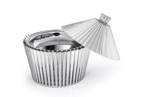 Plat de buffet moderne en argent plissé avec couvercle conique, décoré de bandes métalliques géométriques, idéal pour les hôtels, mariages et réceptions - Product Image 2