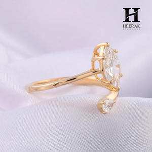 Anillo de diamantes asimétricos marquesa y pera cultivados en laboratorio, de oro amarillo, con diseño de vástago abierto y anillo cruzado, diamante certificado VVS EF, anillo Toi et Moi - Product Image 4