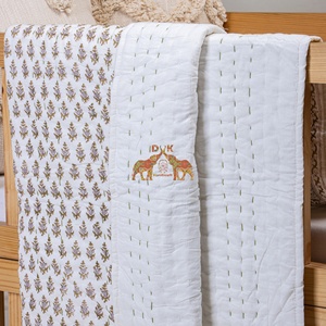 Couette Kantha Réversible de Haute Qualité en Coton Biologique Faite à la Main, Écologique, à Imprimé Floral Personnalisé pour l'Hiver, Idéale pour la Maison et l'Hôtellerie - Product Image 3