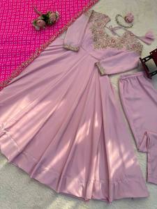 Nouvelle arrivée : Magnifique robe Anarkali pour les fêtes, longue, avec dupatta, en soie crêpe naturelle, coupe classique. - Product Image 6