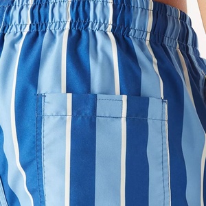 Shorts de bain rayés bleus personnalisés pour hommes, à séchage rapide, avec taille élastique et cordon de serrage, 100 % polyester - Product Image 3